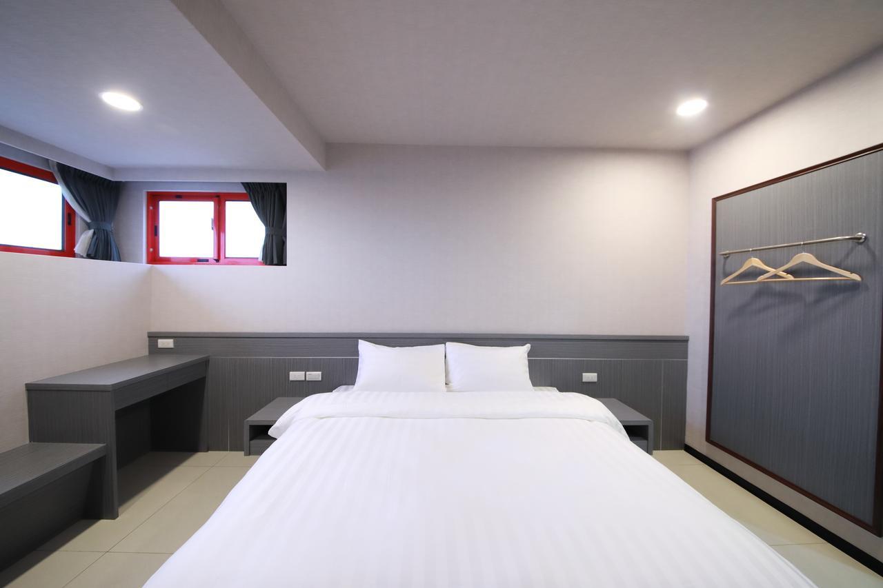 花蓮亮君經典民宿1館加2館民宿-東大門夜市-電梯包棟bright King Homestay เมืองฮวาเหลียน ภายนอก รูปภาพ