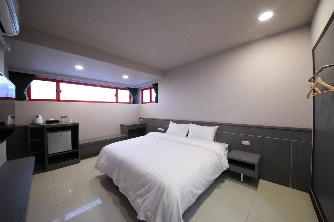 花蓮亮君經典民宿1館加2館民宿-東大門夜市-電梯包棟bright King Homestay เมืองฮวาเหลียน ภายนอก รูปภาพ